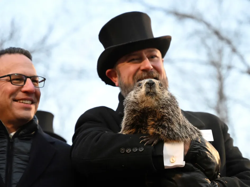 Phil, la famosa marmota de Punxsutawney, en Pensilvania, "pronosticó" este jueves lo que sucederá con el clima en Estados Unidos.