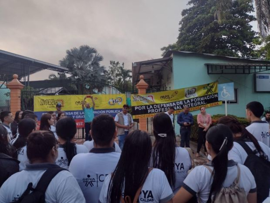 El sindicato del Sena en La Dorada comenzó ayer protestas con el propósito de exigir contratación de instructores y recursos para el funcionamiento de la sede. Las quejas forman parte de la jornada nacional de 48 horas programada en las seccionales de la entidad en el país. El sindicato del Sena en La Dorada comenzó ayer protestas con el propósito de exigir contratación de instructores y recursos para el funcionamiento de la sede. Las quejas forman parte de la jornada nacional de 48 horas programada en las seccionales de la entidad en el país.