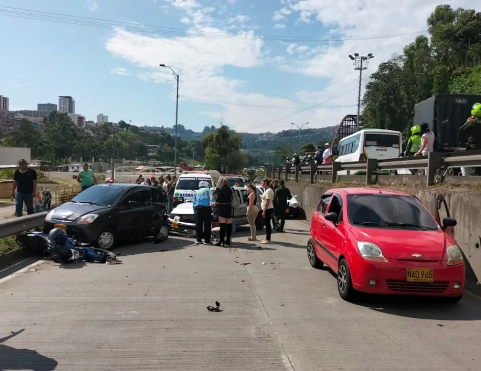 Vía de ingreso a Villamaría está cerrada por choque de varios vehículos Vía de ingreso a Villamaría está cerrada por choque de varios vehículos