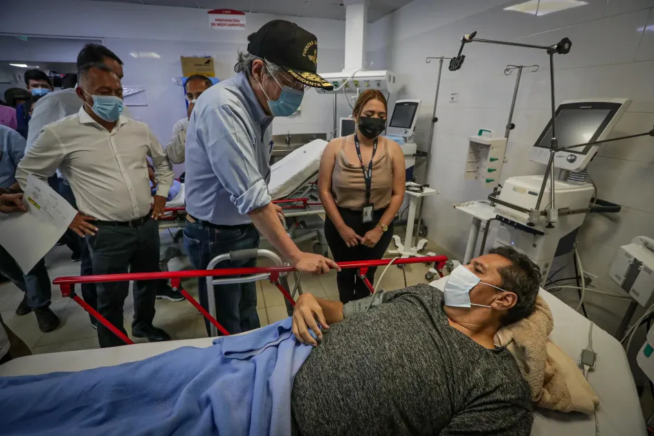 Fotografía cedida por Presidencia de Ecuador que muestra al presidente, Guillermo Lasso (c), mientras visita a los heridos por el terremoto de ayer, en el Hospital del Seguro Social en la ciudad de Machala (Ecuador). Fotografía cedida por Presidencia de Ecuador que muestra al presidente, Guillermo Lasso (c), mientras visita a los heridos por el terremoto de ayer, en el Hospital del Seguro Social en la ciudad de Machala (Ecuador).