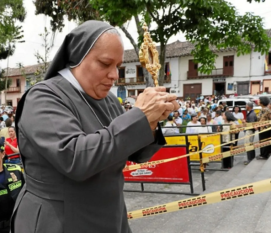 La religiosa Edit María Vergara, madre general de la Comunidad Hermanitas de La Anunciación, portó ayer las reliquias de la beata caldense María Berenice Duque Hencker, durante su veneración en Salamina. La religiosa Edit María Vergara, madre general de la Comunidad Hermanitas de La Anunciación, portó ayer las reliquias de la beata caldense María Berenice Duque Hencker, durante su veneración en Salamina.