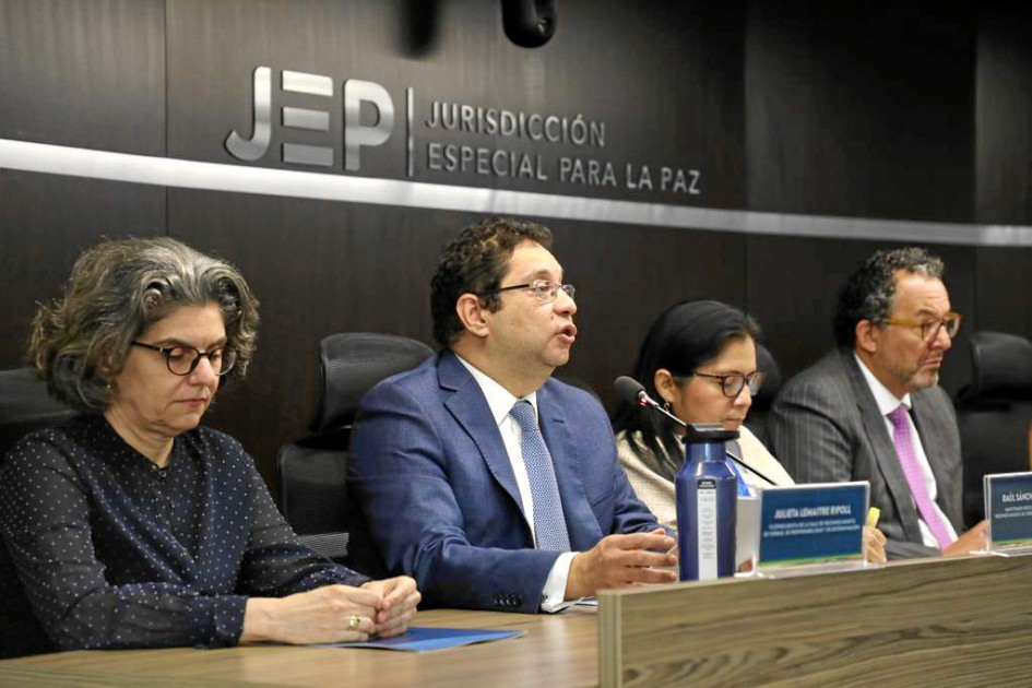 El macrocaso 05, abierto en el 2018, tiene un universo de 365 mil víctimas, y es la primera vez que se imputa a miembros de las Farc que no integraron la cúpula, que ya fue imputada por la JEP en el caso de los secuestros. El macrocaso 05, abierto en el 2018, tiene un universo de 365 mil víctimas, y es la primera vez que se imputa a miembros de las Farc que no integraron la cúpula, que ya fue imputada por la JEP en el caso de los secuestros.