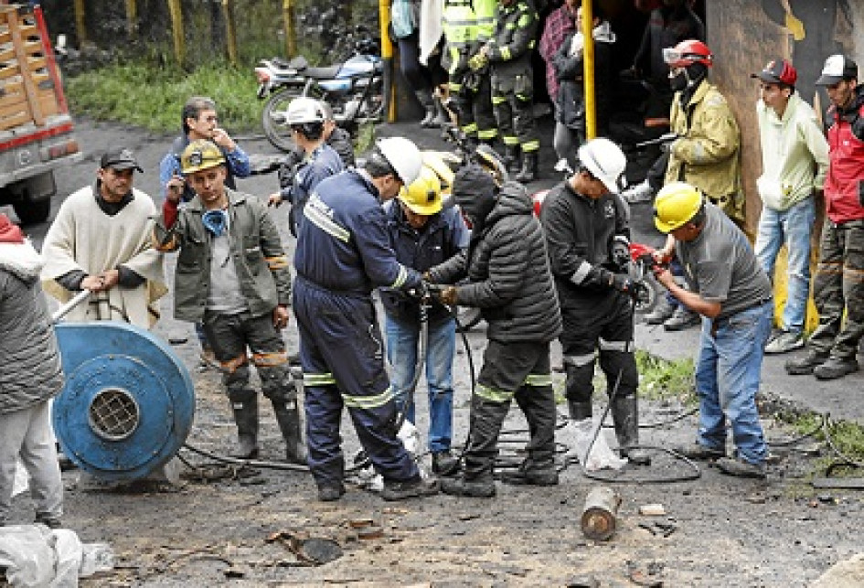 Foto | EFE | LA PATRIA Personas ayudan en las labores de rescate en la mina de carbón donde ocurrió la explosión en Sutatausa (Cundinamarca. Foto | EFE | LA PATRIA Personas ayudan en las labores de rescate en la mina de carbón donde ocurrió la explosión en Sutatausa (Cundinamarca.