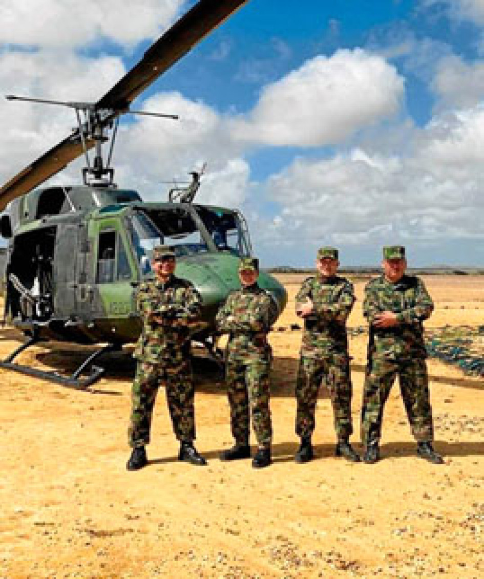 Foto | Ejército Nacional | LA PATRIA La tripulación y el helicóptero que se desplomó hoy, en un barrio de la ciudad colombiana de Quibdó (Colombia) Foto | Ejército Nacional | LA PATRIA La tripulación y el helicóptero que se desplomó hoy, en un barrio de la ciudad colombiana de Quibdó (Colombia)