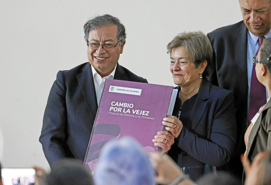 Foto | EFE | LA PATRIA El presidente de Colombia, Gustavo Petro, posa junto a la ministra de Trabajo, Gloria Inés Ramírez, durante la radicación del proyecto de ley de reforma pensional ante el Congreso. Foto | EFE | LA PATRIA El presidente de Colombia, Gustavo Petro, posa junto a la ministra de Trabajo, Gloria Inés Ramírez, durante la radicación del proyecto de ley de reforma pensional ante el Congreso.