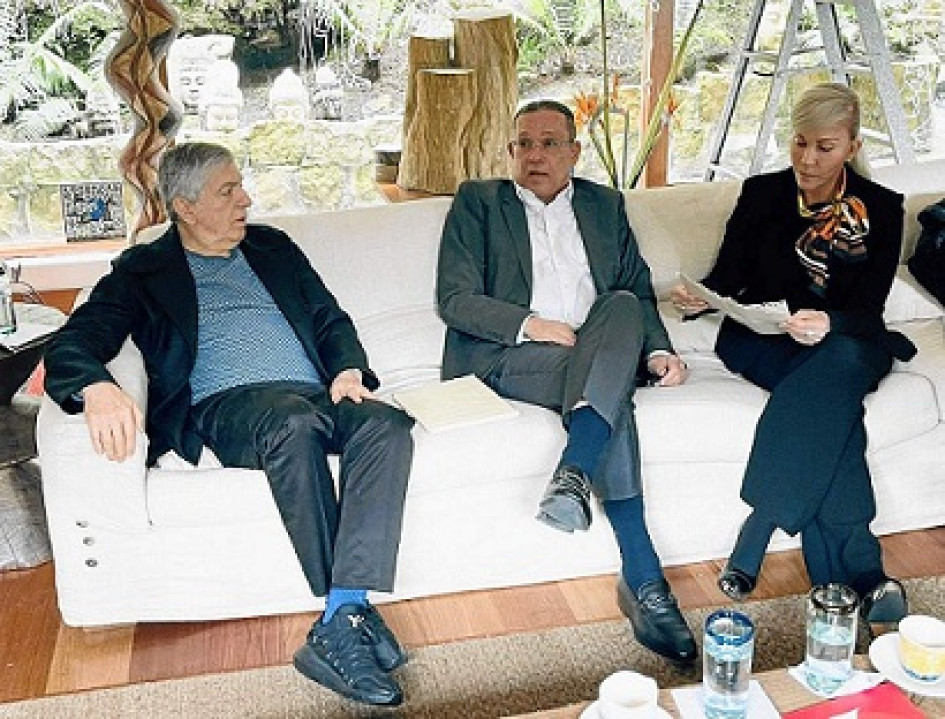 César Gaviria es el primero en apartarse de apoyar la reforma a la salud, Efraín Cepeda, presidente del Partido Conservador, y Dilian Francisca Toro, del Partido de la U, aún estudian el apoyo de sus partidos a esa iniciativa. César Gaviria es el primero en apartarse de apoyar la reforma a la salud, Efraín Cepeda, presidente del Partido Conservador, y Dilian Francisca Toro, del Partido de la U, aún estudian el apoyo de sus partidos a esa iniciativa.