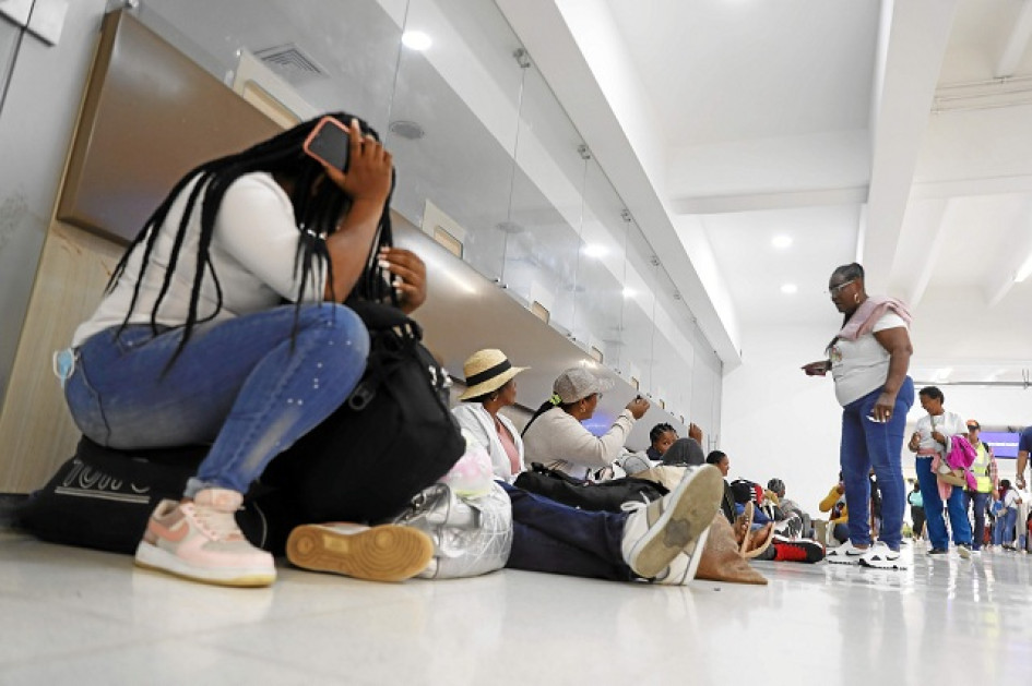 Personas descansan sobre sus maletas en el Aeropuerto Alfonso Bonilla Aragón, de Cali, a la espera de una solución para un vuelo con destino a la isla de San Andrés que fue cancelado por la aerolínea Ultra Air. Personas descansan sobre sus maletas en el Aeropuerto Alfonso Bonilla Aragón, de Cali, a la espera de una solución para un vuelo con destino a la isla de San Andrés que fue cancelado por la aerolínea Ultra Air.