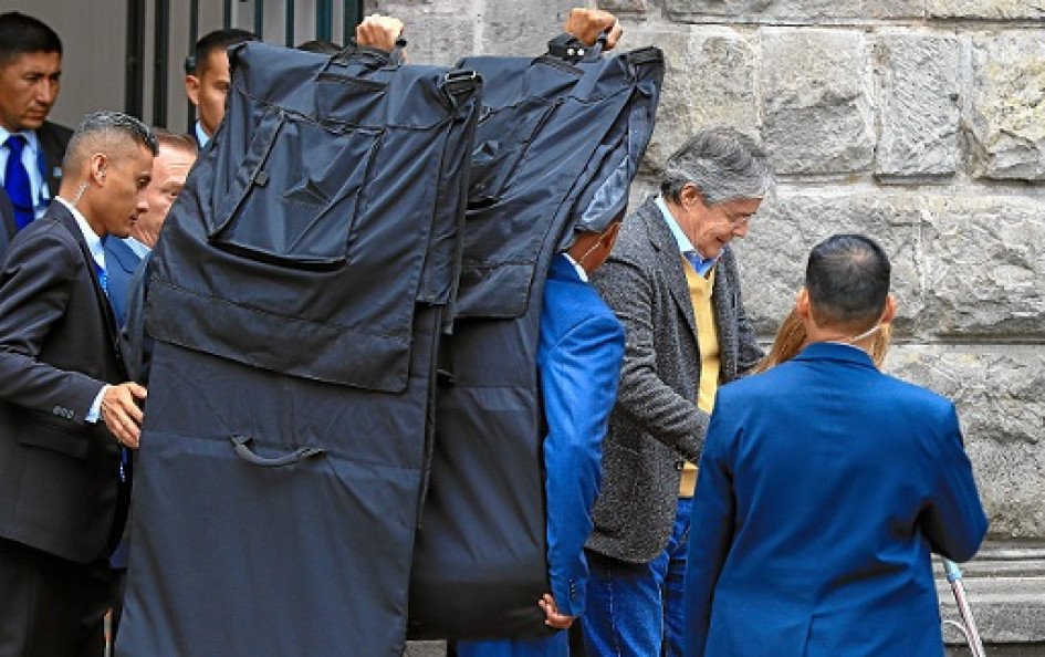 El presidente de Ecuador, Guillermo Lasso, sale protegido con mantas antibalas del Centro Cultural Metropolitano, en Quito (Ecuador). El presidente de Ecuador, Guillermo Lasso, sale protegido con mantas antibalas del Centro Cultural Metropolitano, en Quito (Ecuador).