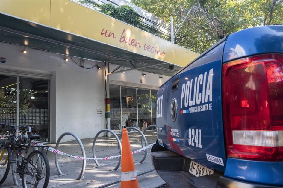 Un supermercado administrado por familiares de Antonella Rocuzzo, esposa de Leo Messi, fue baleado 14 veces en la madrugada de este jueves en la ciudad de Rosario. En el sitio se encontraron amenazas contra el astro argentino. Un supermercado administrado por familiares de Antonella Rocuzzo, esposa de Leo Messi, fue baleado 14 veces en la madrugada de este jueves en la ciudad de Rosario. En el sitio se encontraron amenazas contra el astro argentino.
