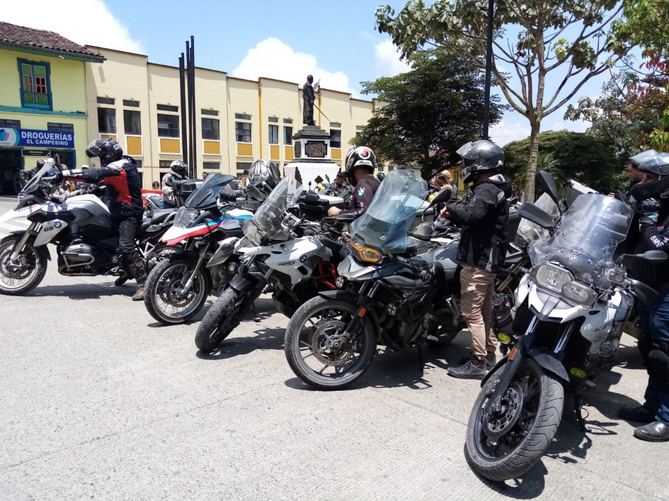 Las motos se parquearon en el parque principal llamando la atención de los aguadeños. Las motos se parquearon en el parque principal llamando la atención de los aguadeños.