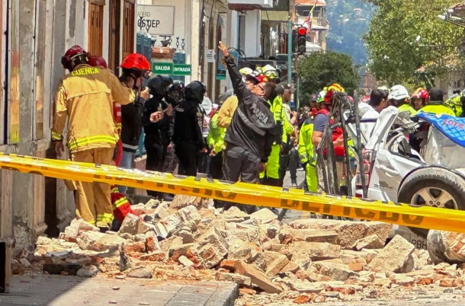 Foto | EFE | LA PATRIA Personas observan los daños ocasionados por el sismo de magnitud 6,5 en la escala abierta de Richter hoy, en la ciudad de Cuenca (Ecuador). Foto | EFE | LA PATRIA Personas observan los daños ocasionados por el sismo de magnitud 6,5 en la escala abierta de Richter hoy, en la ciudad de Cuenca (Ecuador).