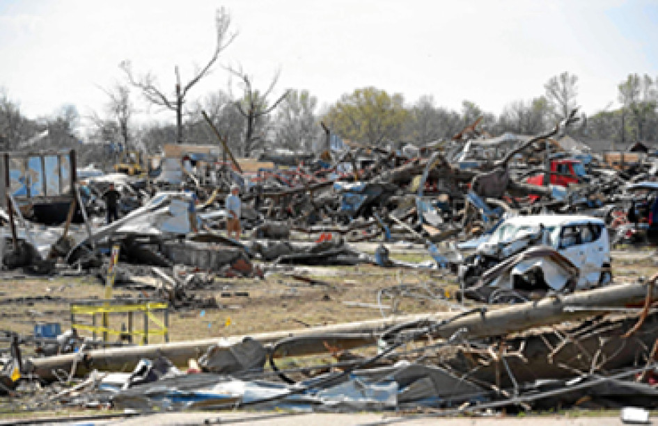 La gente camina sobre la devastación que causó un tornado en Rolling Fork, Mississippi. La gente camina sobre la devastación que causó un tornado en Rolling Fork, Mississippi.