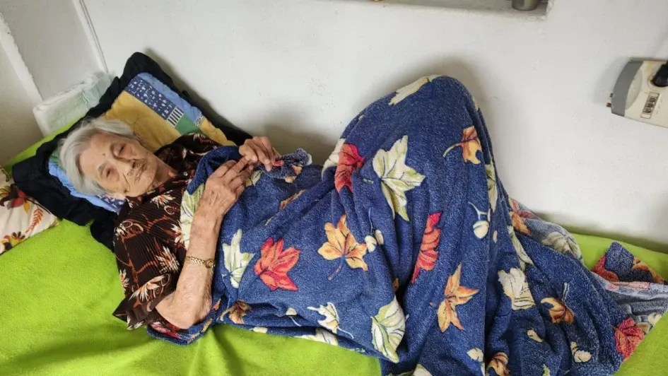 Elvia Marín lleva 30 años sin salir de su casa, tiene 98 y la obligan a pagar una multa que no debe, además ordenan el embargo de lo que tenga. Elvia Marín lleva 30 años sin salir de su casa, tiene 98 y la obligan a pagar una multa que no debe, además ordenan el embargo de lo que tenga.