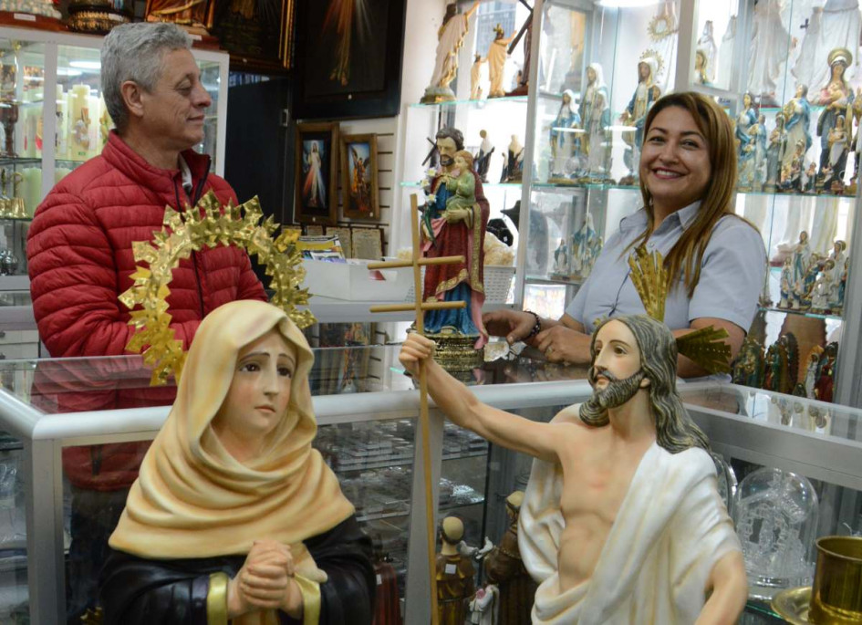 Fotos | Freddy Arango | LA PATRIA Valentina Arango, trabajadora del almacén San Antonio muestra los cirio que pueden llegar a costar hasta $765 mil. Fotos | Freddy Arango | LA PATRIA Valentina Arango, trabajadora del almacén San Antonio muestra los cirio que pueden llegar a costar hasta $765 mil.