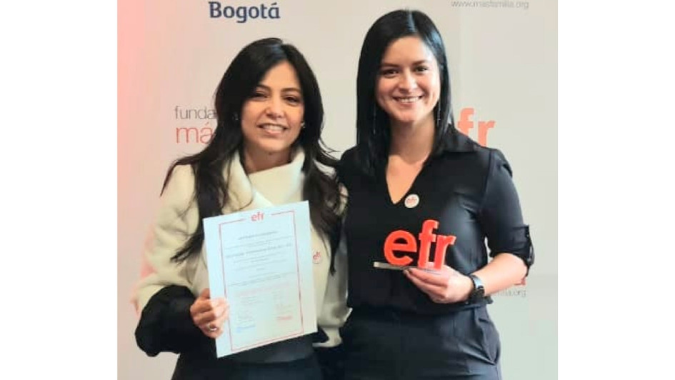 Marcela Valencia Ángel (con la certificación), líder de Gestión Humana, y Sara Lizeth Rojas González, coordinadora de Formación y Desarrollo, posaron para el recuerdo. Al acto también asistió Ángela Toro, gerente del Hospital. Marcela Valencia Ángel (con la certificación), líder de Gestión Humana, y Sara Lizeth Rojas González, coordinadora de Formación y Desarrollo, posaron para el recuerdo. Al acto también asistió Ángela Toro, gerente del Hospital.