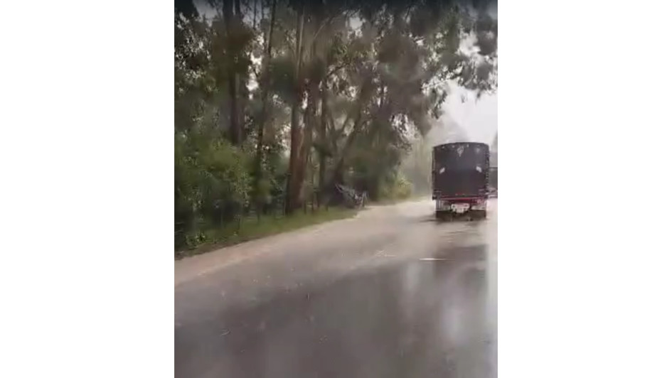El agua de la quebrada inundó algunos tramos de la vía Manizales - Bogotá. El agua de la quebrada inundó algunos tramos de la vía Manizales - Bogotá.