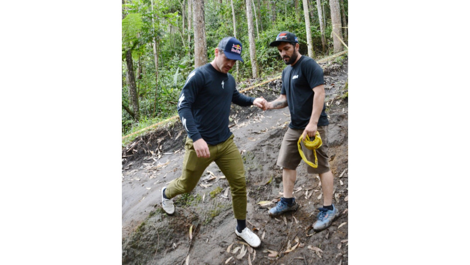 Jorge Mario Jaramillo, 'Chigüiro' (derecha), le ayuda al francés Loïc Bruni para que no se resbale sobre la pista en la que se correrá desde hoy el Downhill de las Flores. Jorge Mario Jaramillo, 'Chigüiro' (derecha), le ayuda al francés Loïc Bruni para que no se resbale sobre la pista en la que se correrá desde hoy el Downhill de las Flores.