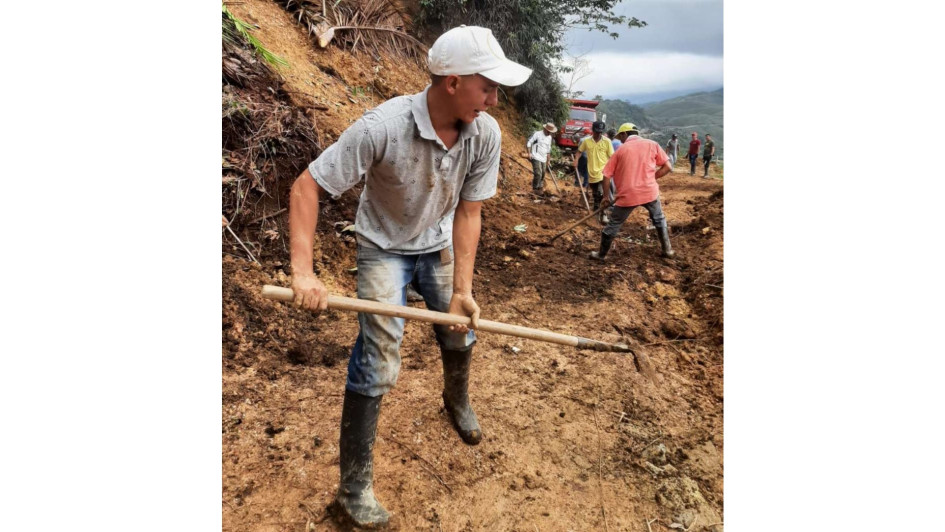En reiteradas ocasiones los habitantes realizan trabajo de mano de obra o incluso aportan económicamente para mejorar la vía Florencia - Las Partidas. En reiteradas ocasiones los habitantes realizan trabajo de mano de obra o incluso aportan económicamente para mejorar la vía Florencia - Las Partidas.