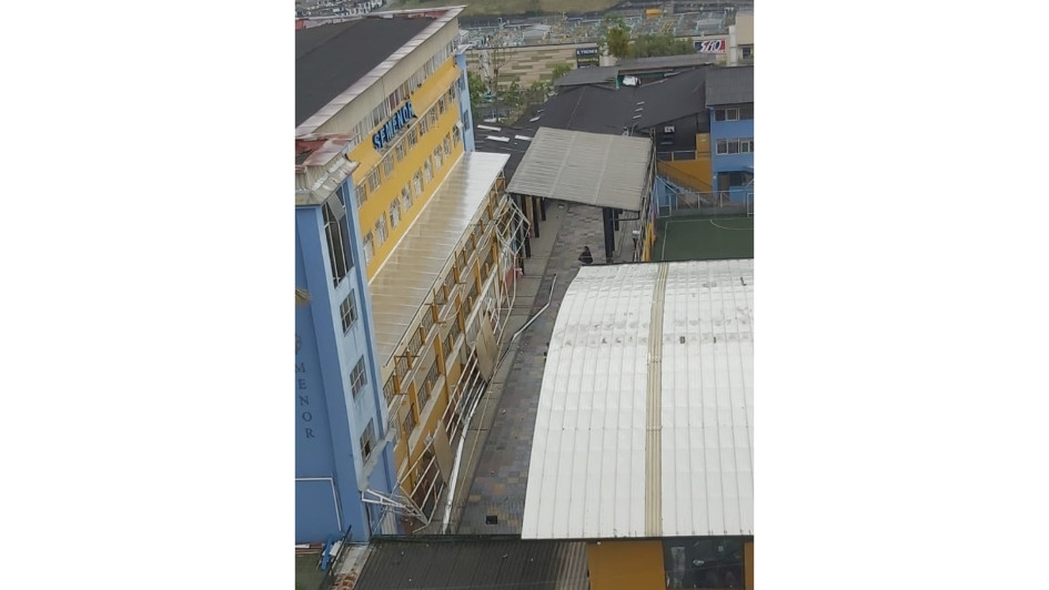 El alero de una terraza en el colegio Semenor, de alrededor de 30 metros de largo, se desplomó sobre las 4:20 p.m. No dejó lesionados. El alero de una terraza en el colegio Semenor, de alrededor de 30 metros de largo, se desplomó sobre las 4:20 p.m. No dejó lesionados.