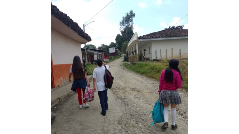 Estudiantes del colegio de Alegrías, de Aranzazu, debieron caminar los días que no hubo transporte escolar. Estudiantes del colegio de Alegrías, de Aranzazu, debieron caminar los días que no hubo transporte escolar.