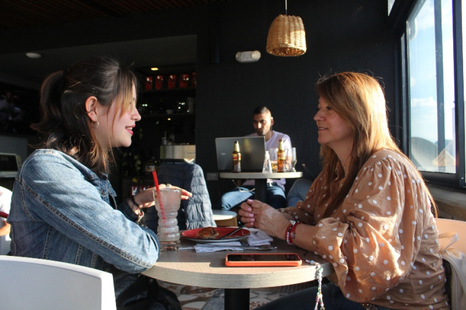 Liliana Gómez y Danna Ocampo (izquierda) disfrutan del atardecer y de un granizado de café en Boutique Coffee. Liliana Gómez y Danna Ocampo (izquierda) disfrutan del atardecer y de un granizado de café en Boutique Coffee.
