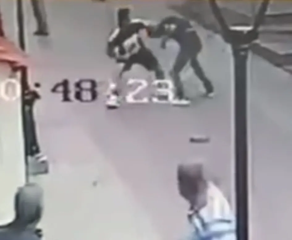 En video quedó registrada la pelea entre el concejal y el ciudadano, ante la mirada de los habitantes de Neira. 