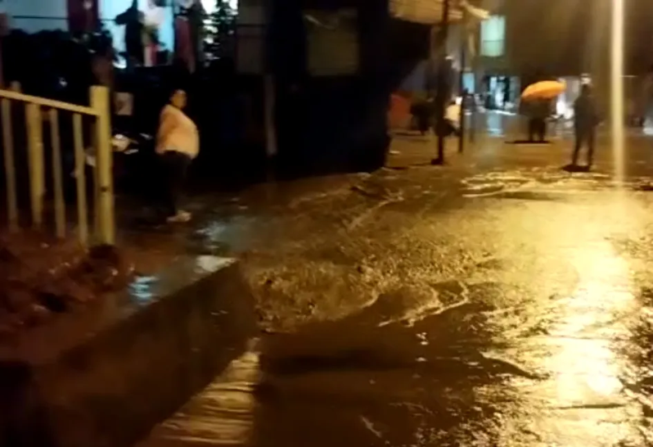 Así se vieron las calles de Gallinazo con el desbordamiento de la quebrada El Carmelo.