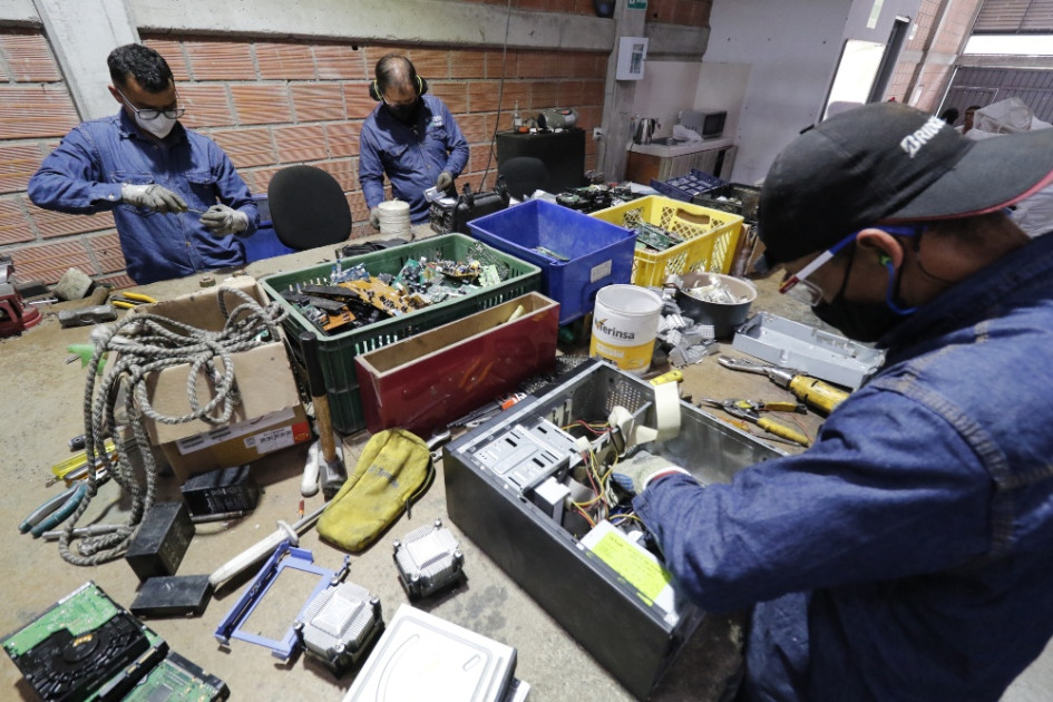 En Econet desensamblan manualmente todos los aparatos electrónicos que reciben. Han recolectado aproximadamente 210 toneladas de residuos en total desde que iniciaron labores. En Econet desensamblan manualmente todos los aparatos electrónicos que reciben. Han recolectado aproximadamente 210 toneladas de residuos en total desde que iniciaron labores.