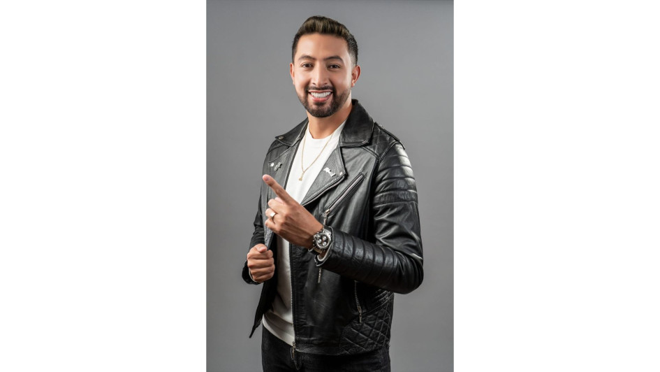 Edwin Gaona, artista de música popular y regional mexicana. Está promocionando su canción Manos de Tijera. Edwin Gaona, artista de música popular y regional mexicana. Está promocionando su canción Manos de Tijera.
