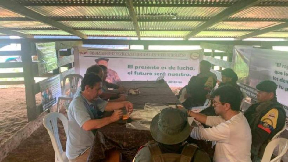 Foto | Tomada de @petrogustavo | LA PATRIA El comisionado de paz, Danilo Rueda, se reunió hace meses en Caquetá con líderes de las disidencias de las Farc para explorar un diálogo. Foto | Tomada de @petrogustavo | LA PATRIA El comisionado de paz, Danilo Rueda, se reunió hace meses en Caquetá con líderes de las disidencias de las Farc para explorar un diálogo.