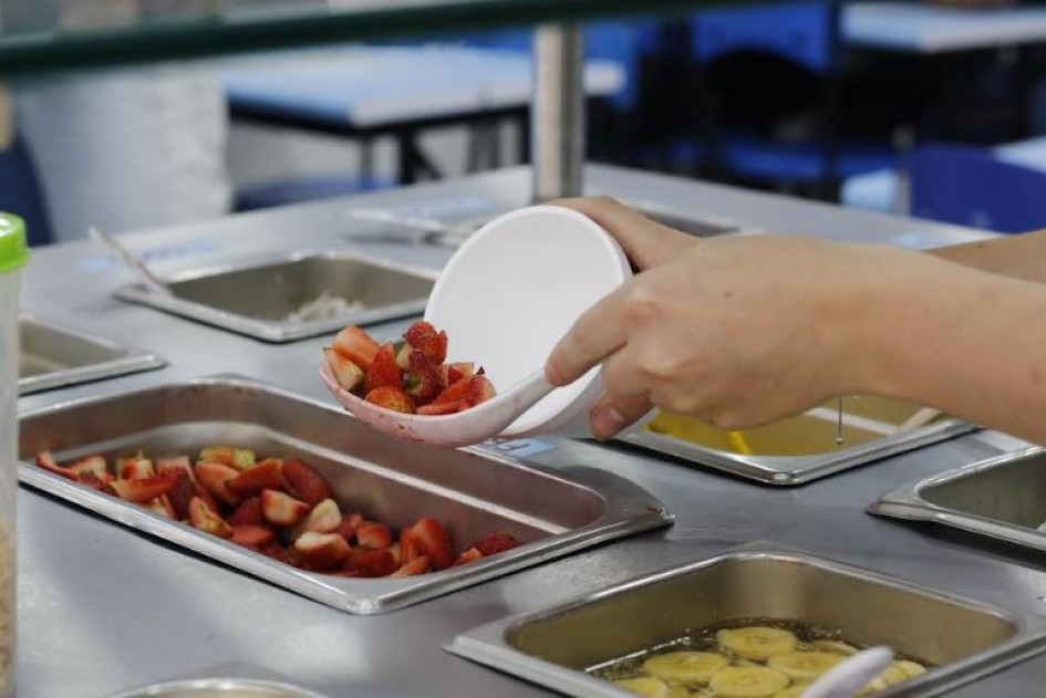 Fruta disponible para servir la ensalada fruta.