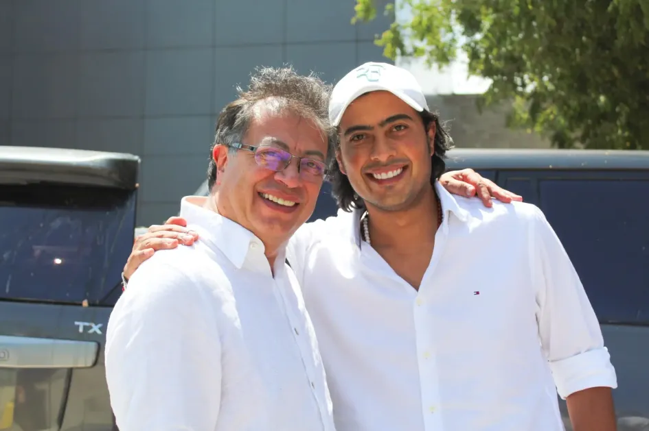 El presidente Gustavo Petro con su hijo mayor Nicolás Petro Burgos. El presidente Gustavo Petro con su hijo mayor Nicolás Petro Burgos.