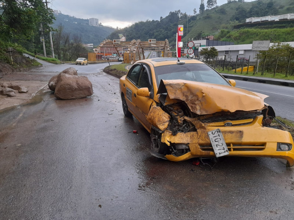 Caída de roca daña un taxi en la vía Panamericana Así quedó el taxi