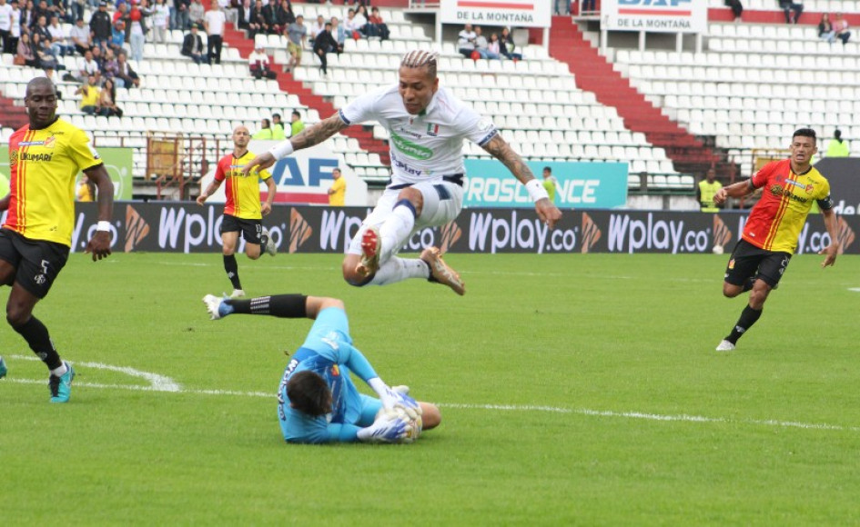 Dayro Moreno salta por encima de Aldaír Quintana en una de las acciones ofensivas del Once Caldas ante el Pereira en el clásico 216. Dayro Moreno salta por encima de Aldaír Quintana en una de las acciones ofensivas del Once Caldas ante el Pereira en el clásico 216.