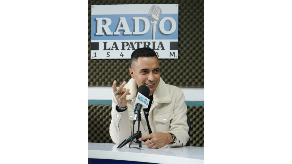 Jhon Álex Castaño, en su visita a la cabina de LA PATRIA Radio para la promoción de su nueva canción. Jhon Álex Castaño, en su visita a la cabina de LA PATRIA Radio para la promoción de su nueva canción.
