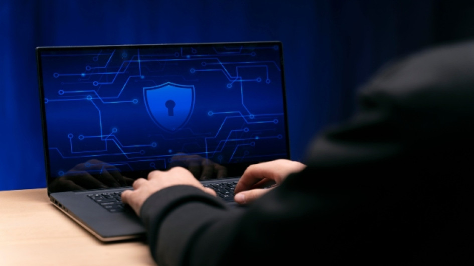 Los-mejores-VPN-en-Colombia Persona usando un computador portatil con un candado en la pantalla.