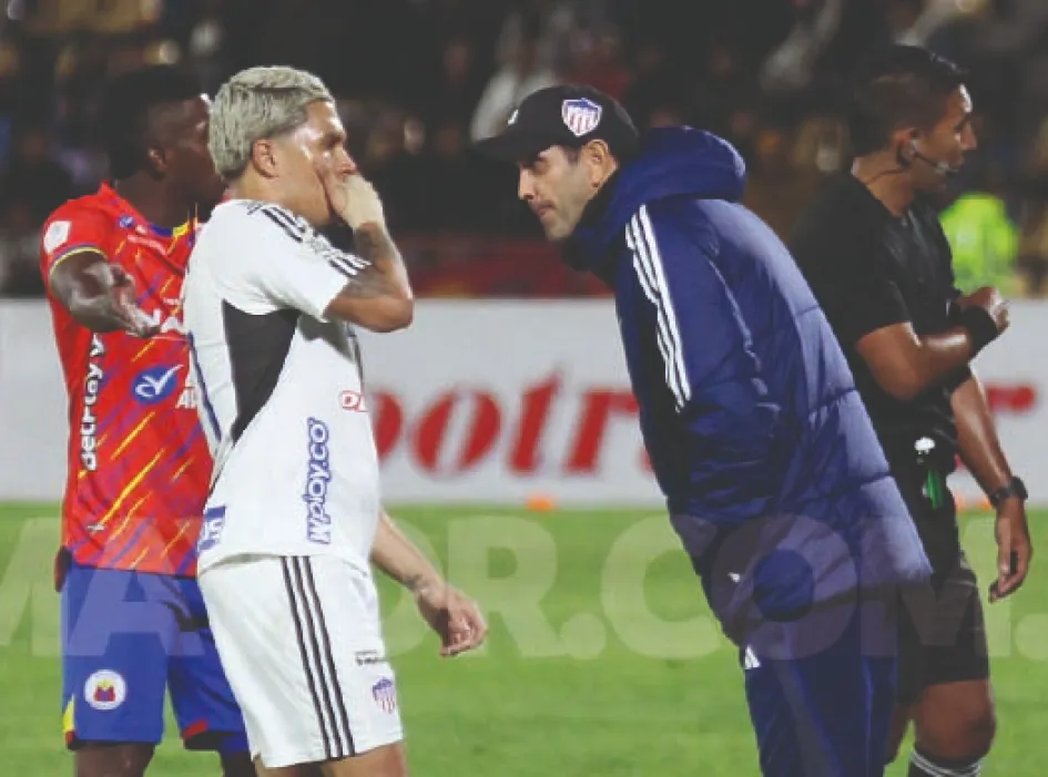Arturo Reyes (d), con Juan Fernando Quintero, refuerzo estelar del Junior este año. Arturo Reyes (d), con Juan Fernando Quintero, refuerzo estelar del Junior este año.