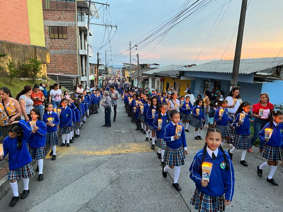 Los estudiantes marcharon por las calles del municipio por motivo de celebración de los 85 años de su Institución. Los estudiantes marcharon por las calles del municipio por motivo de celebración de los 85 años de su Institución.