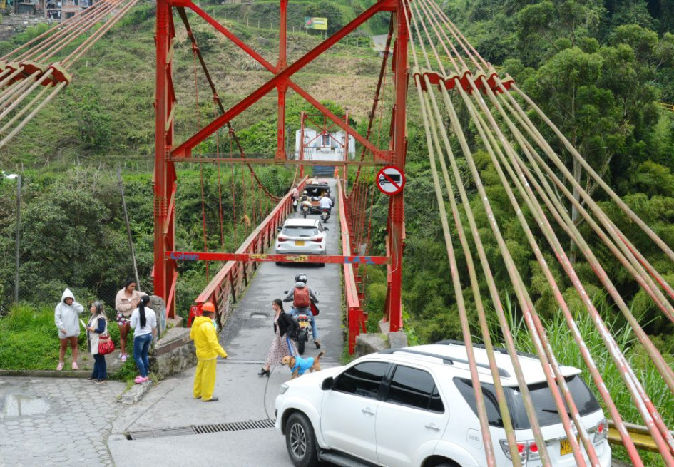 El puente Olivares tiene 80 metros de longitud y casi 100 años de construido. Lideresas del sector denuncian deterioro de la estructura y temen se desmorone por el aumento del flujo vehicular. El puente Olivares tiene 80 metros de longitud y casi 100 años de construido. Lideresas del sector denuncian deterioro de la estructura y temen se desmorone por el aumento del flujo vehicular.