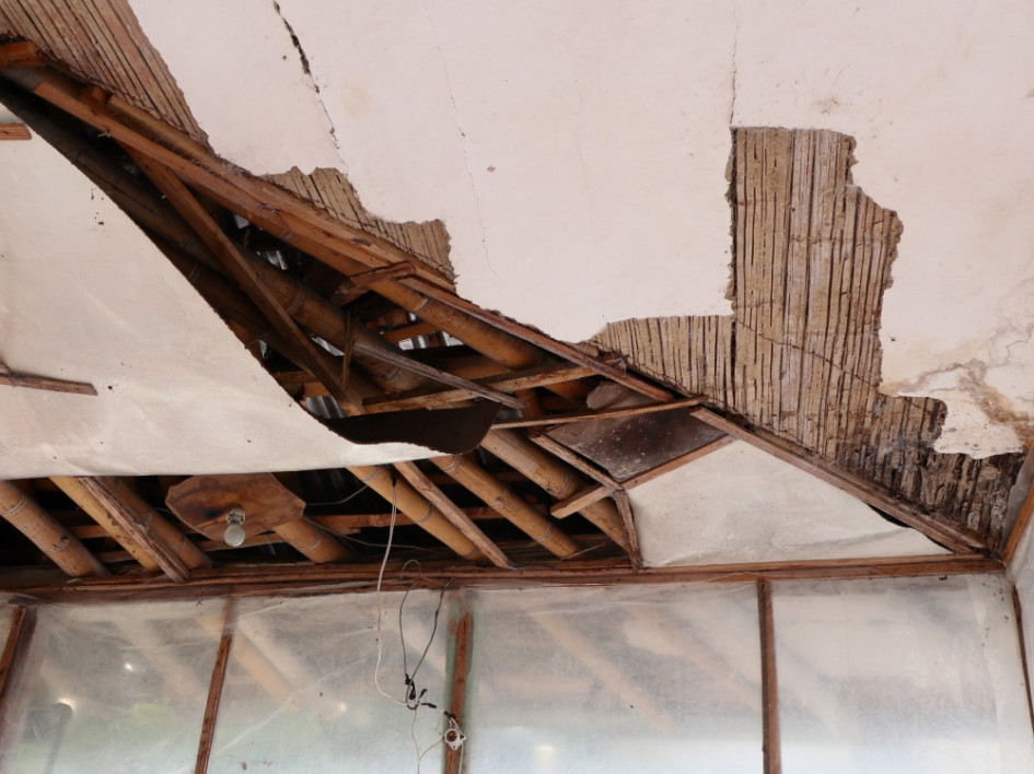 El cieloraso de guadua en la parte superior de la vivienda está deteriorado. Gloria solicita ayuda al Municipio para repararlo. Foto | Luis Fernando Rodríguez | Q´HUBO El cieloraso de guadua en la parte superior de la vivienda está deteriorado. Gloria solicita ayuda al Municipio para repararlo. Foto | Luis Fernando Rodríguez | Q´HUBO
