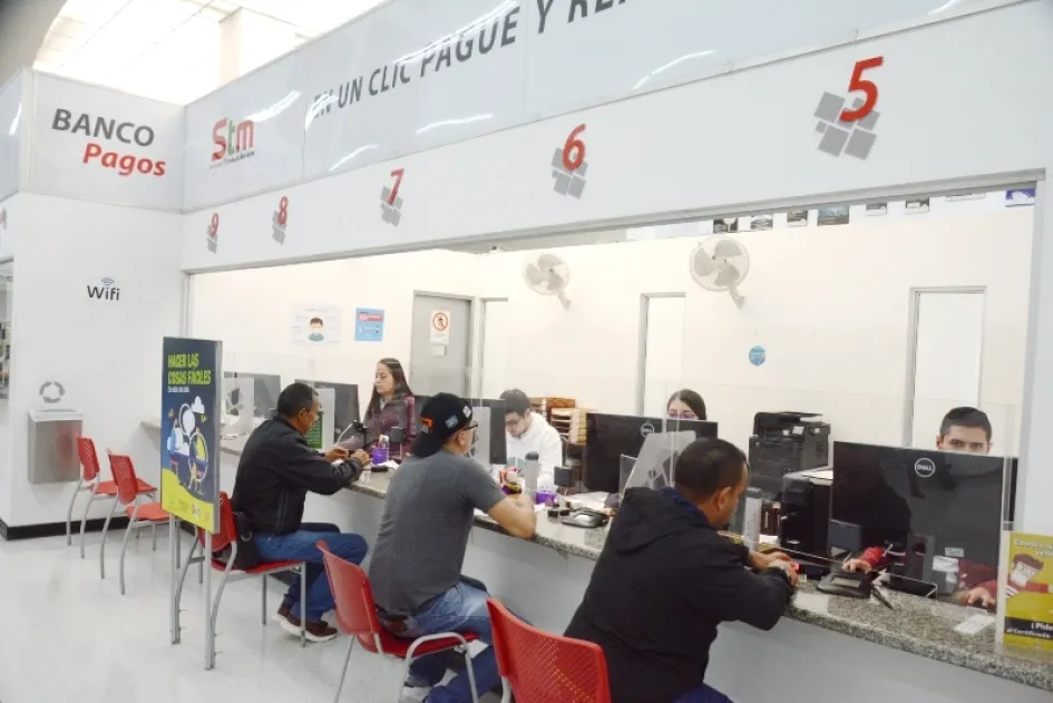 En estas ventanillas de Servicios de Tránsito de Manizales se realiza el proceso de refrendación de las licencias de conducción. En estas ventanillas de Servicios de Tránsito de Manizales se realiza el proceso de refrendación de las licencias de conducción.