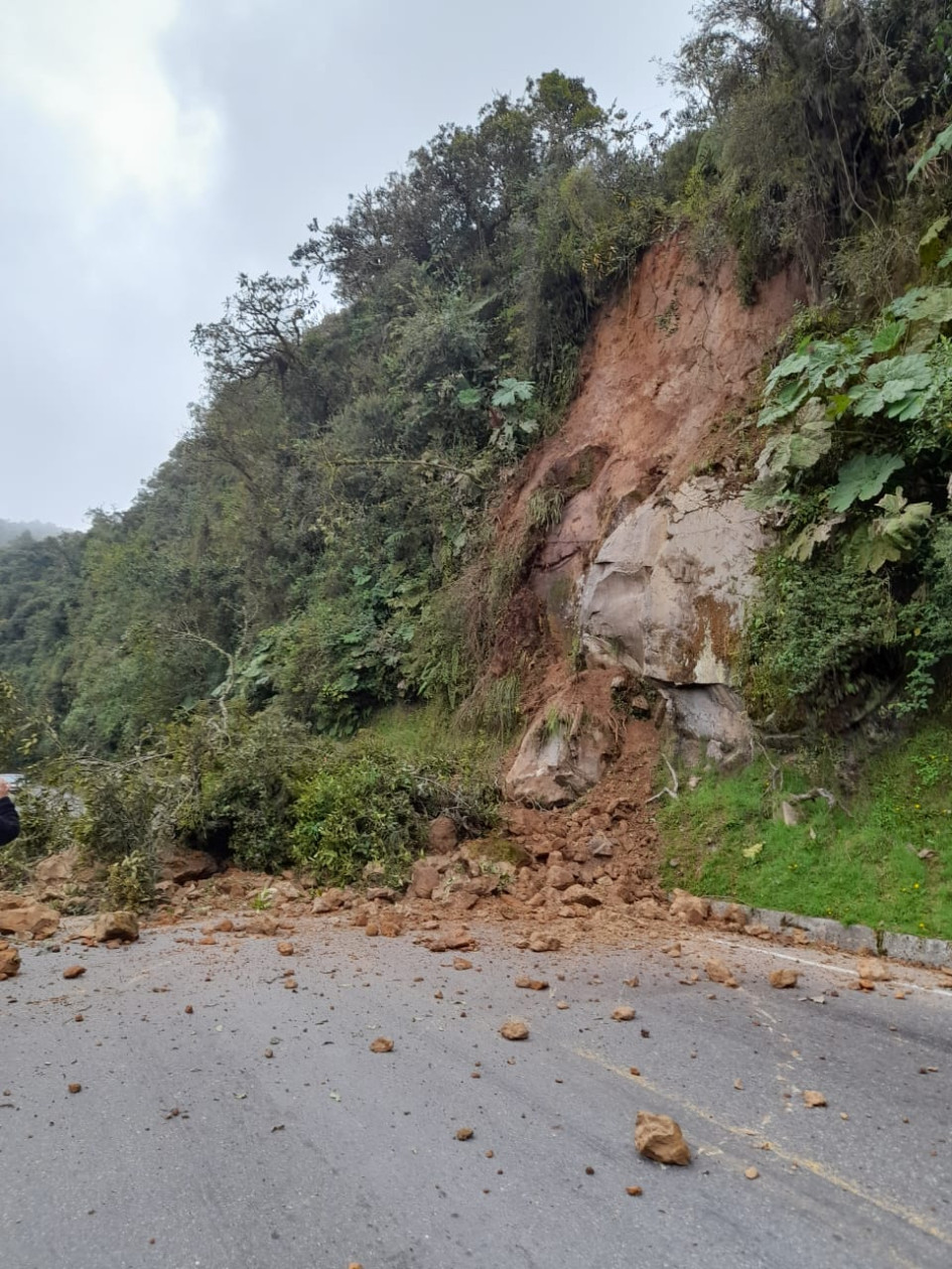 El deslizamiento ocurrió en la tarde de este lunes en el kilómetro 44 de este corredor vial. El deslizamiento ocurrió en la tarde de este lunes en el kilómetro 44 de este corredor vial.