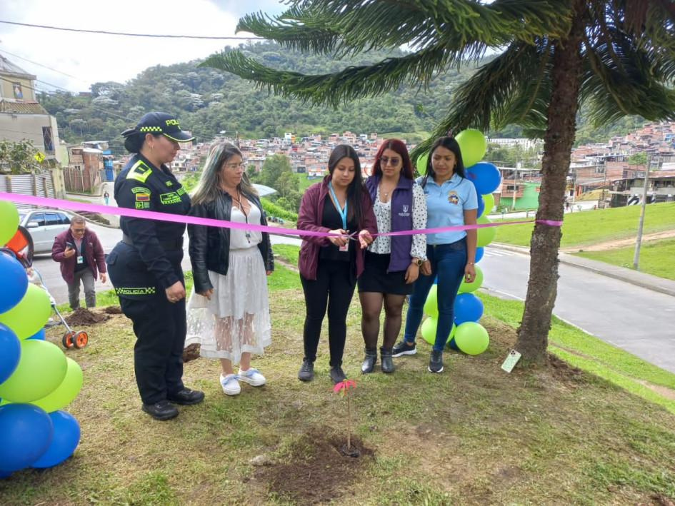 La mayor Sandra Cardona Nieto (izquierda), en un acto de siembra desarrollado por la Secretaría de la Mujer de Manizales. La mayor Sandra Cardona Nieto (izquierda), en un acto de siembra desarrollado por la Secretaría de la Mujer de Manizales.