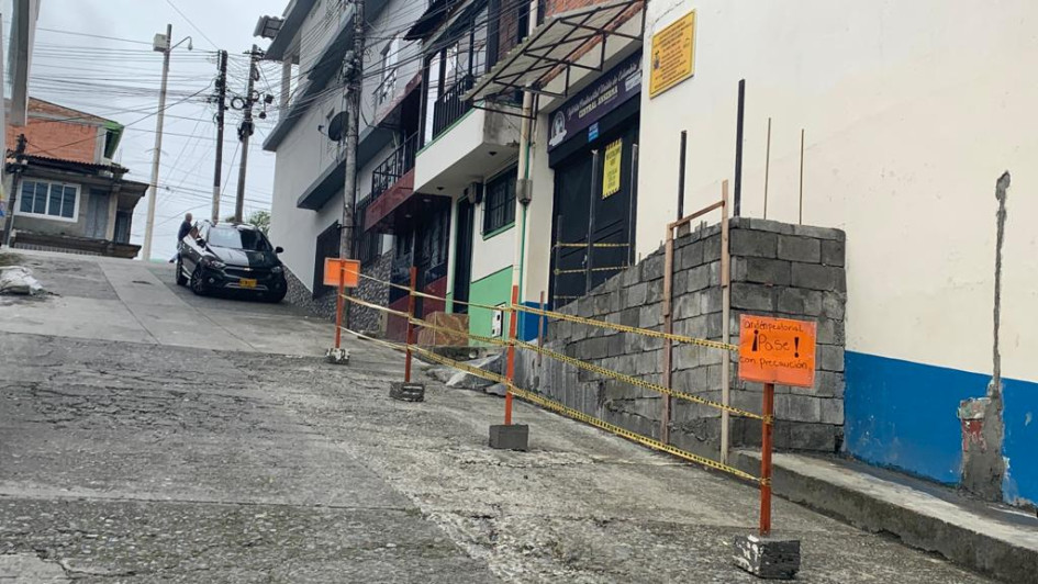 Los vecinos acudieron a las autoridades para impedir la construcción de la Iglesia en el andén. Los vecinos acudieron a las autoridades para impedir la construcción de la Iglesia en el andén.