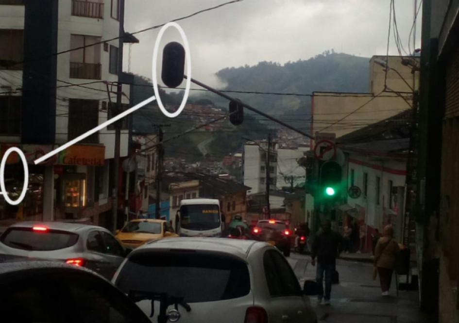 Denuncian, desde hace semanas, el no funcionamiento de un semáforo y el daño técnico de otro por el colegio Los Ángeles. Denuncian, desde hace semanas, el no funcionamiento de un semáforo y el daño técnico de otro por el colegio Los Ángeles.