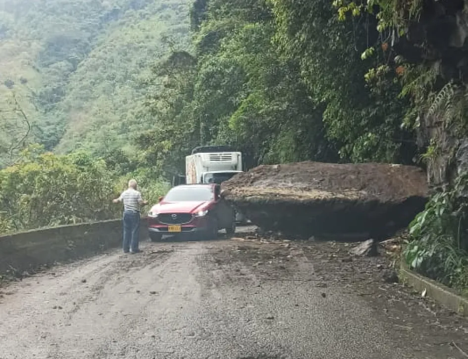 Esta es la roca que cayó a la vía. Supera el tamaño de algunos carros particulares. Esta es la roca que cayó a la vía. Supera el tamaño de algunos carros particulares.
