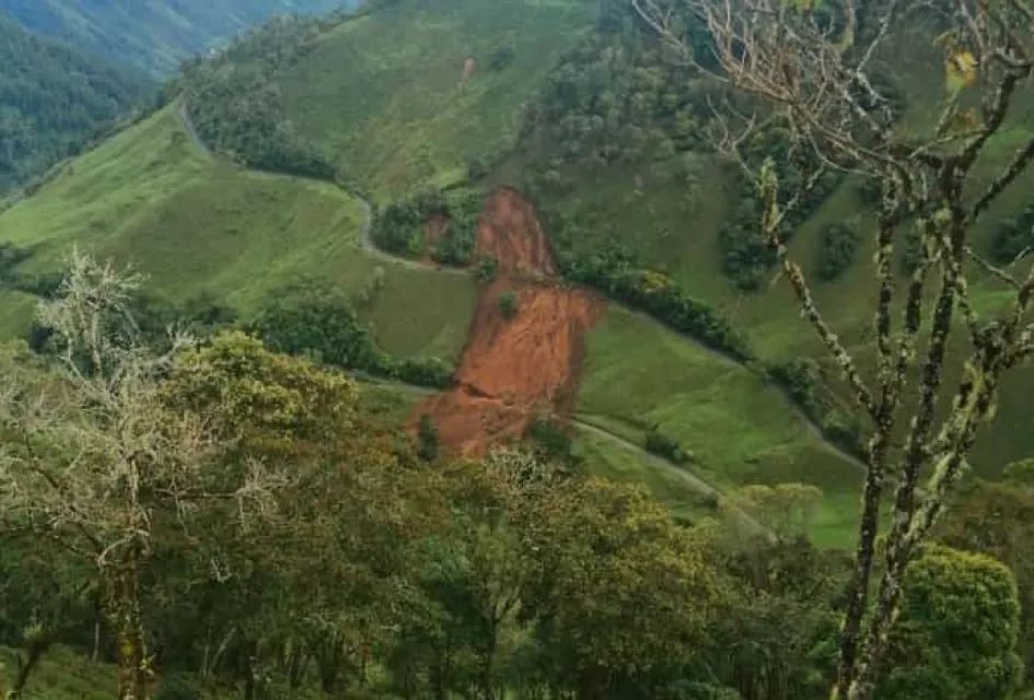 Derrumbe en la vía Manzanares-Marulanda. Derrumbe en la vía Manzanares-Marulanda.