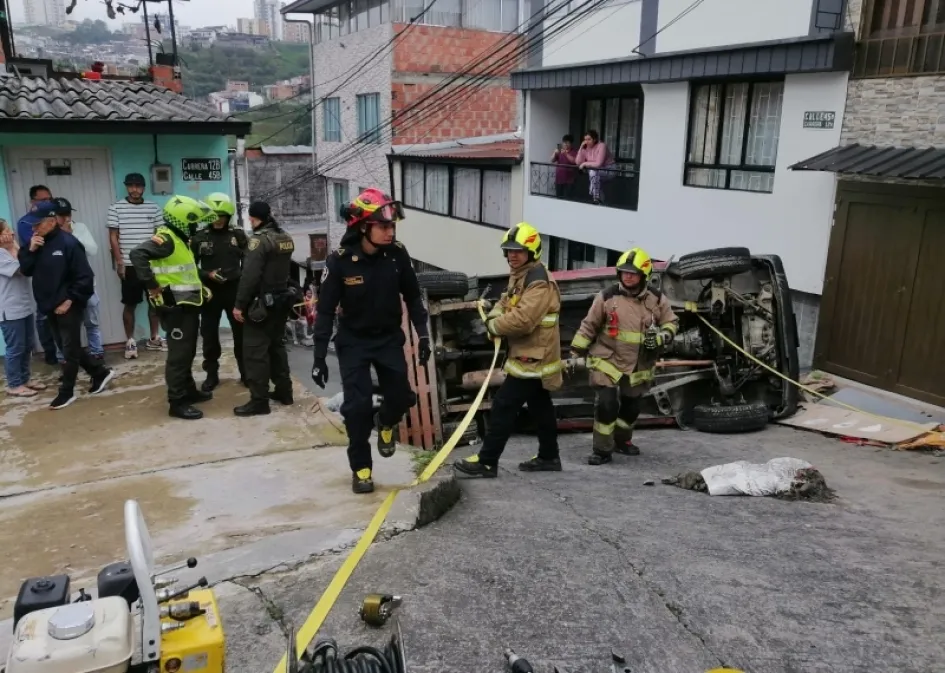 Este es el accidente en el que perdió la vida el conductor de esta camioneta que se volcó. Este es el accidente en el que perdió la vida el conductor de esta camioneta que se volcó.