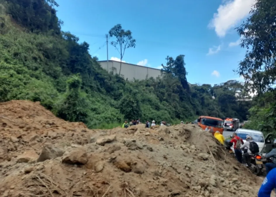 Este es el derrumbe que cerró la vía Manizales - Bogotá este domingo. Este es el derrumbe que cerró la vía Manizales - Bogotá este domingo.