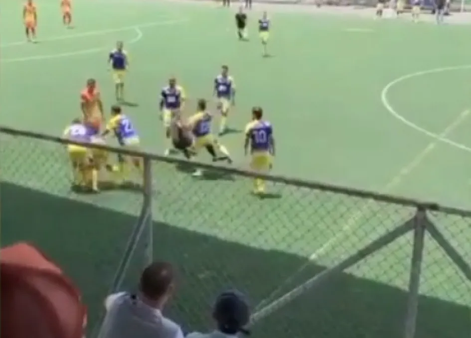 Momento en el que se presenta la agresión al árbitro en el torneo de fútbol aficionado de Reyes Magos en Aranjuez. Torneo Reyes Magos de Aranjuez